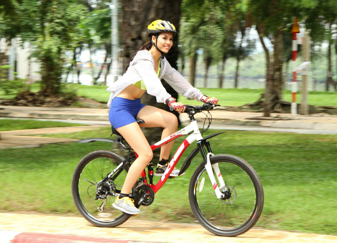 Hoàng My khoe cơ thể khỏe khoắn năng động với xe đạp.
